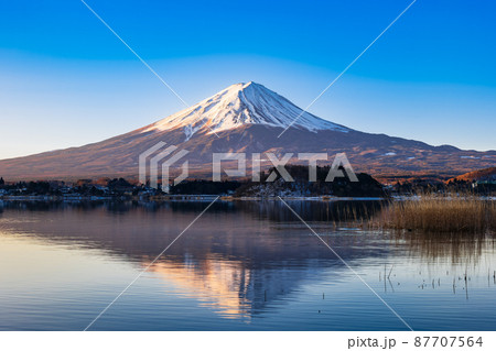 河口湖から眺める朝焼けの富士山　冬景 87707564