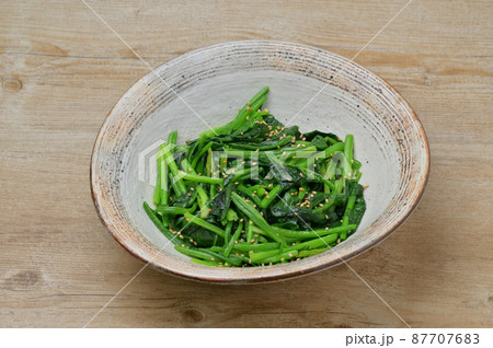 ほうれん草の炒めもの、野菜炒め、ホウレンソウ。ホウレン草のソテー。 87707683