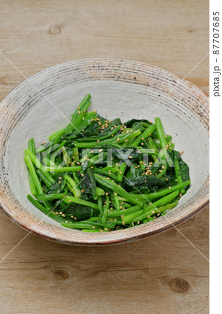 ほうれん草の炒めもの、野菜炒め、ホウレンソウ。ホウレン草のソテー。 87707685