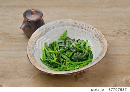 ほうれん草の炒めもの、野菜炒め、ホウレンソウ。ホウレン草のソテー。 87707687