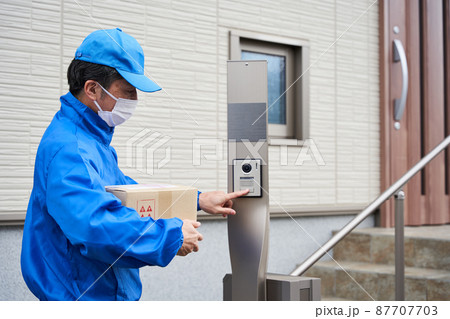 荷物を配送する男性 87707703