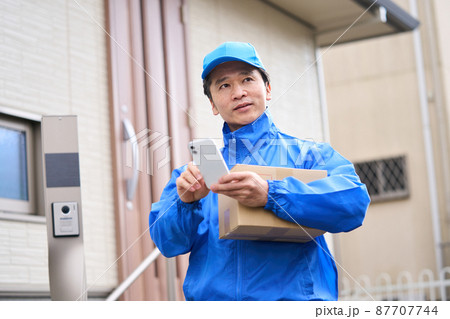 荷物を配送する男性 87707744
