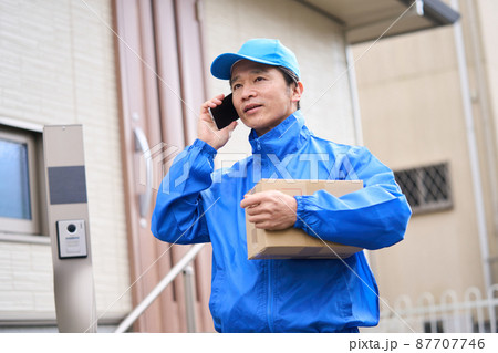 荷物を配送する男性 87707746