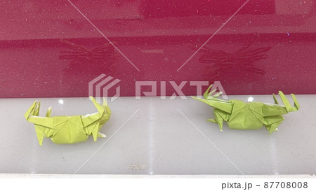 折り紙で折ったカニ 折り紙で折ったカニ 87708008