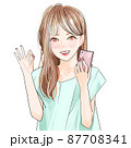 スマホを持っている女性 87708341