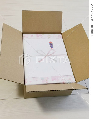 ダンボール箱に入ったプレゼント ダンボール箱に入ったプレゼント 87708722