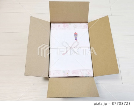 ダンボール箱に入ったプレゼント ダンボール箱に入ったプレゼント 87708723