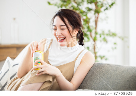 ビールを飲む女性 87708929