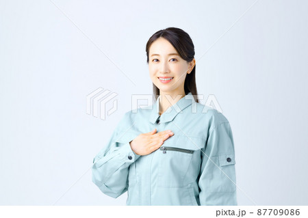作業着を着た若いビジネスウーマン 87709086