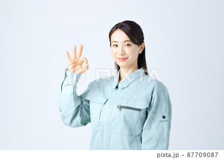 作業着を着た若いビジネスウーマン 作業着を着た若いビジネスウーマン 87709087