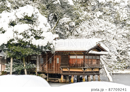 雪景色の兼六園 87709241