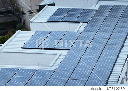 屋根の上の太陽光発電パネル 屋根の上の太陽光発電パネル 87710229