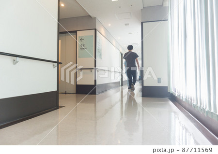 病院　廊下  87711569