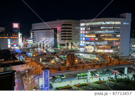 埼玉県川口市 夜の川口駅東口の街並み 87711657