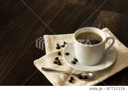 白いカップとコーヒー 87712119
