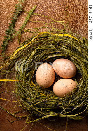 Chicken eggs dyed with onion, husks in the old traditional method 87713161