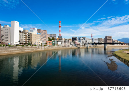 静岡県沼津市 狩野川と市街地の街並み 静岡県沼津市 狩野川と市街地の街並み 87713603