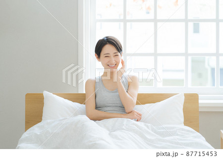 休日の朝　女性　ポートレート 87715453