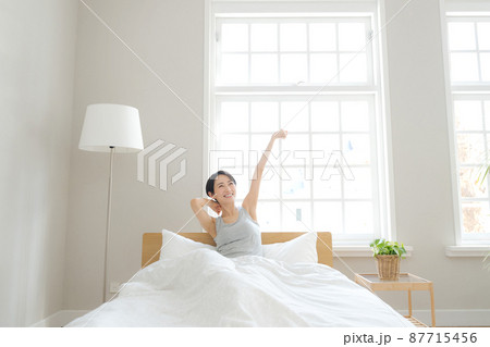 休日の朝　女性　ポートレート 87715456