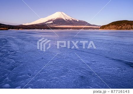（山梨県）凍った山中湖と富士山の絶景 87716143