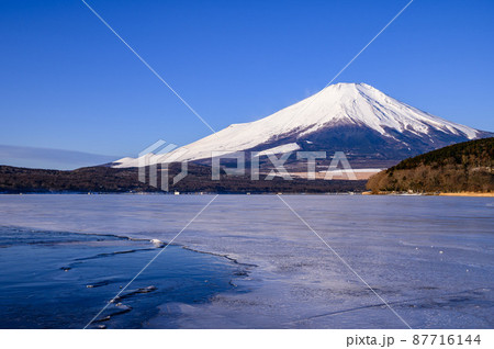 (山梨県)凍った山中湖と富士山の絶景 (山梨県)凍った山中湖と富士山の絶景 87716144