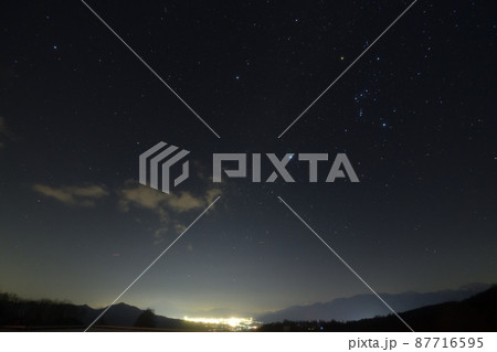 北杜市大泉町、甲府盆地の街灯りと冬の大三角、霞む富士(まきば公園) 北杜市大泉町、甲府盆地の街灯りと冬の大三角、霞む富士(まきば公園) 87716595