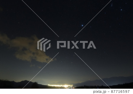 北杜市大泉町、甲府盆地の街灯りと冬の大三角、霞む富士(まきば公園) 北杜市大泉町、甲府盆地の街灯りと冬の大三角、霞む富士(まきば公園) 87716597