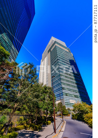 東京　港区六本木の都市風景　六本木グランドタワーと六本木ティーキューブ 87717111