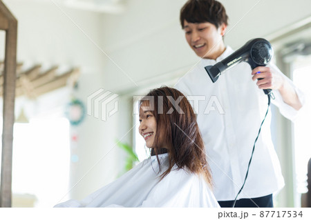 若いスタイリストさん 87717534