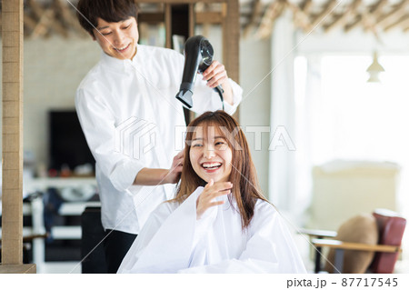若いスタイリストさん 若いスタイリストさん 87717545