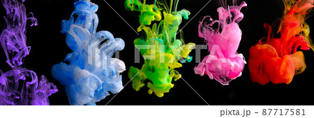 水中に広がるカラフルな絵具 水中に広がるカラフルな絵具 87717581