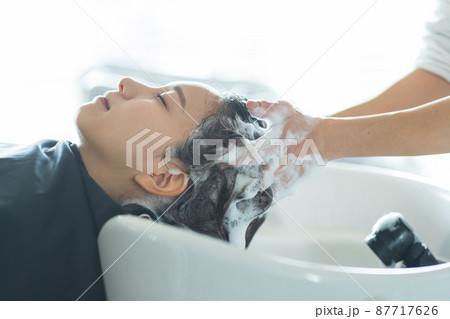 美容室でシャンプーしてもらう女性 美容室でシャンプーしてもらう女性 87717626