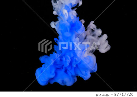 水中に広がるカラフルな絵具 87717720