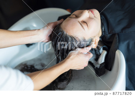 美容室でシャンプーしてもらう女性 美容室でシャンプーしてもらう女性 87717820