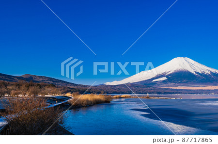山中湖畔から眺める富士山 冬景 山中湖畔から眺める富士山 冬景 87717865