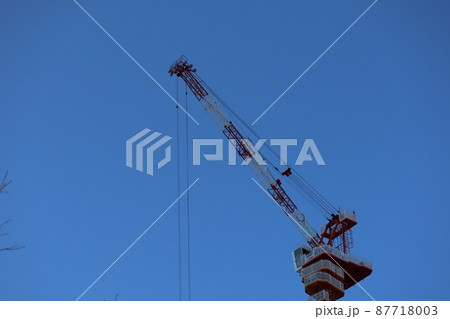 クレーンと青空の風景 クレーンと青空の風景 87718003