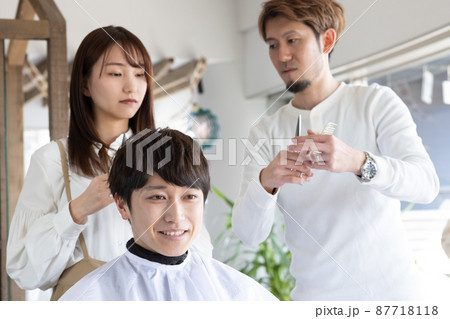 カットを教える先生と若いスタッフ 87718118