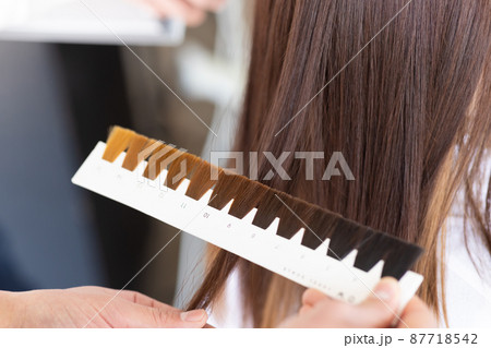 美容院でヘアカラーをしてもらう女性 87718542