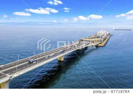 早朝の東京湾アクアラインの海ほたるパーキングエリア 早朝の東京湾アクアラインの海ほたるパーキングエリア 87718764