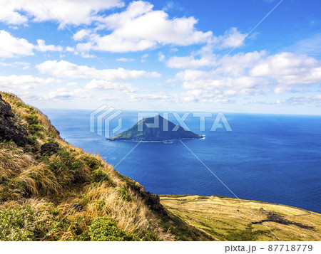 八丈富士から見える八丈小島　（伊豆諸島 八丈島） 87718779