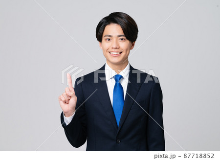 若いビジネスマン 若いビジネスマン 87718852