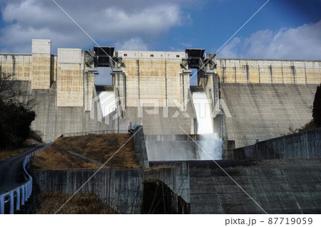 緊急放流中のダム 87719059