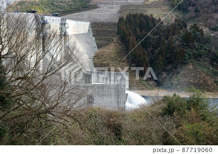 緊急放流中のダム 緊急放流中のダム 87719060