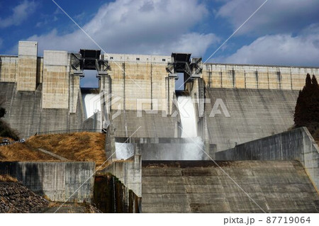 緊急放流中のダム 87719064
