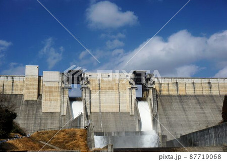 緊急放流中のダム 87719068