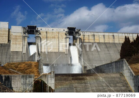 緊急放流中のダム 87719069