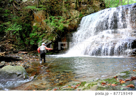 滝壺と釣り人 滝壺と釣り人 87719349