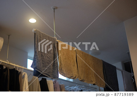 リビングの天井に取り付けたホスクリーン　室内物干し 87719389