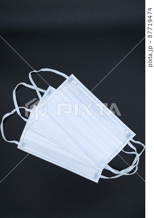 白い不織布マスク　予防イメージ　黒バック 87719474