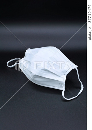 白い不織布マスク　予防イメージ　黒バック 87719476